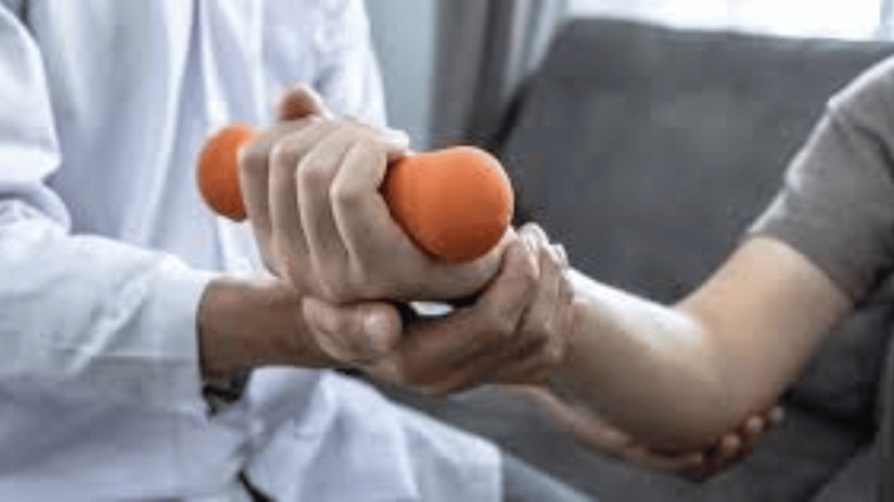 Physiotherapist providing home visit service